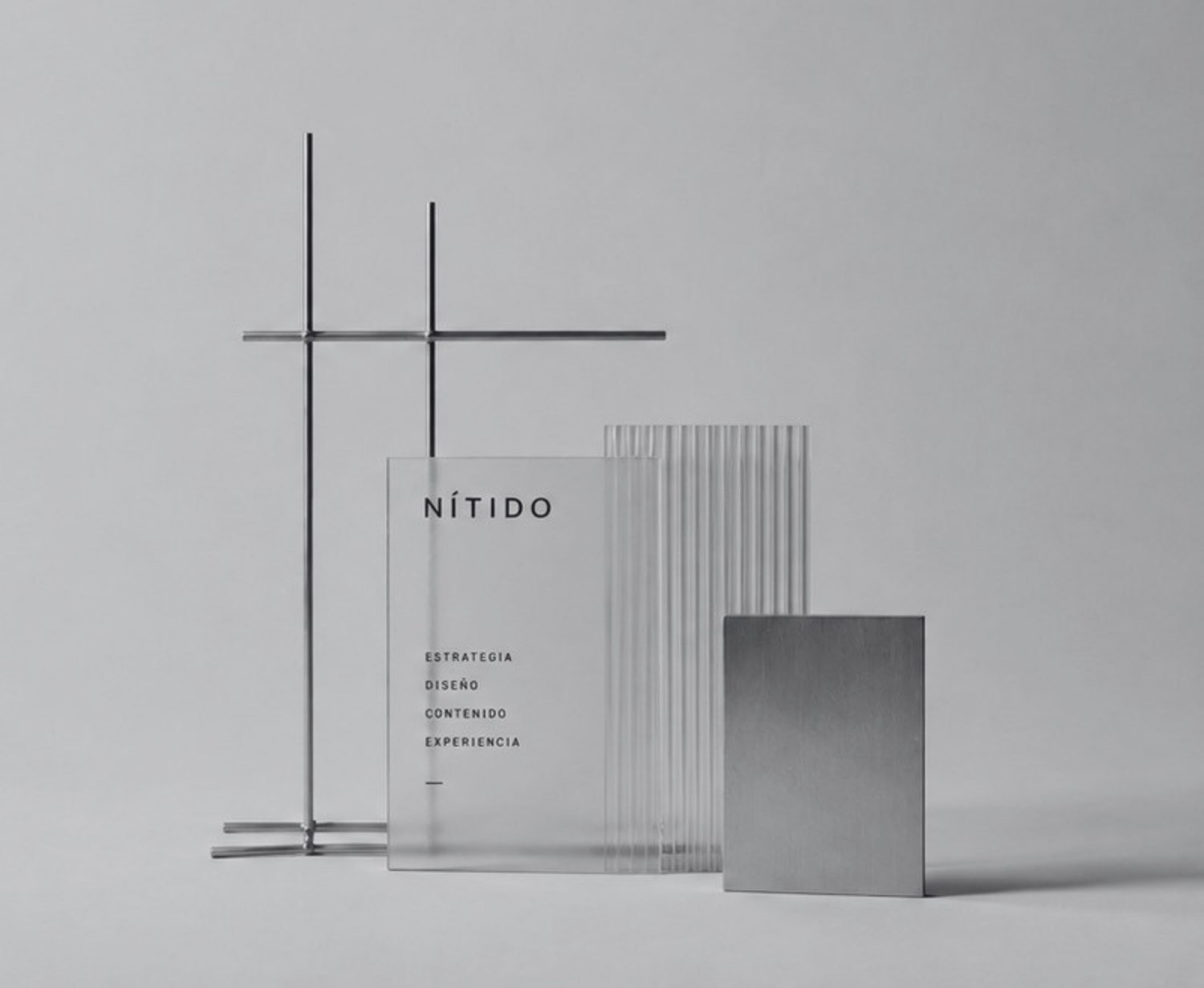 Sistema de identidad de Nítido: brandbook translúcido, retícula metálica y muestras de material